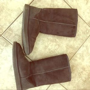 A pair of chocolate colored winter boots😀